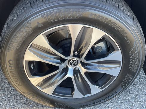 Used 2020 Toyota Highlander XLE image 8