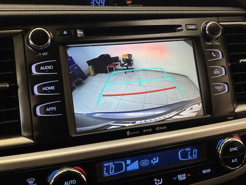 Used 2019 Toyota Highlander Plus AWD/4WD image 18