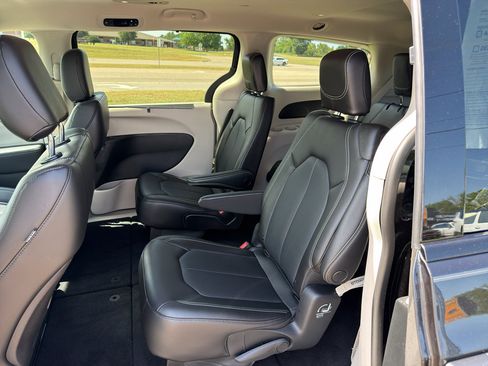 Certified 2023 Chrysler Pacifica Touring-L w/ Road Tripper Package AWD/4WD image 17
