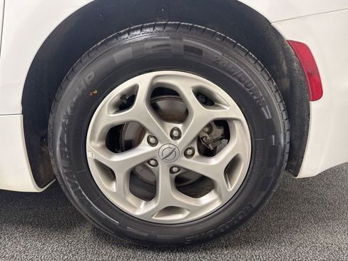 Used 2024 Chrysler Pacifica Limited w/ Uconnect Theater Family Group image 10