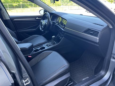 Used 2019 Volkswagen Jetta SE w/ Cold Weather Package image 14