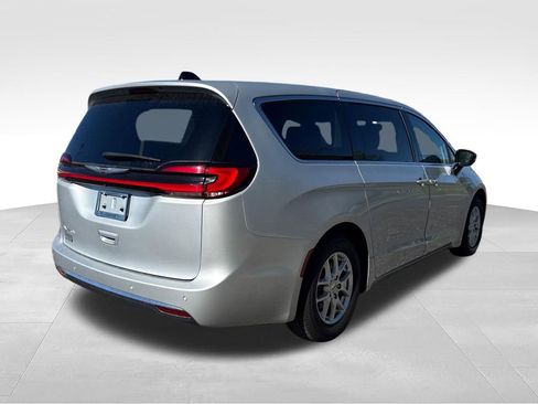Used 2024 Chrysler Pacifica Touring-L FWD image 12