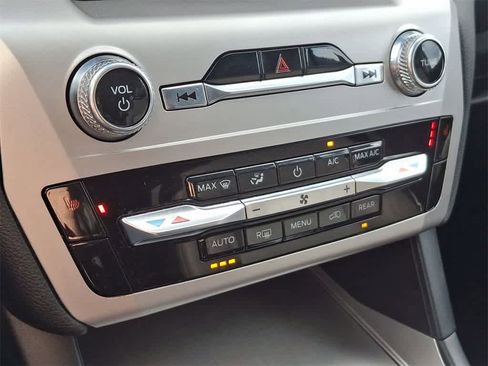 Used 2022 Ford Explorer XLT image 25