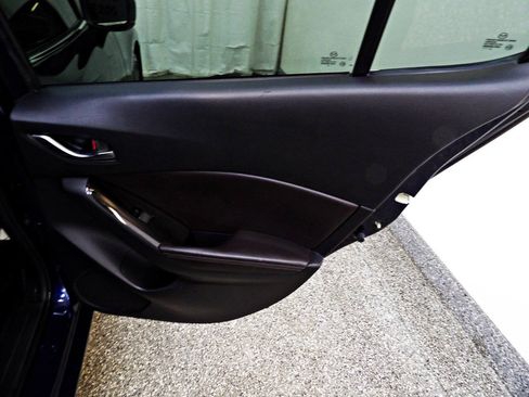 Used 2018 MAZDA MAZDA3 Touring FWD image 12