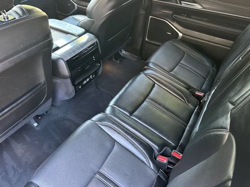 Used 2024 Jeep Wagoneer L Series II w/ Flexible Seating Group AWD/4WD image 11
