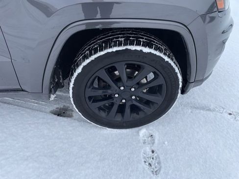 Used 2018 Jeep Grand Cherokee Altitude image 25