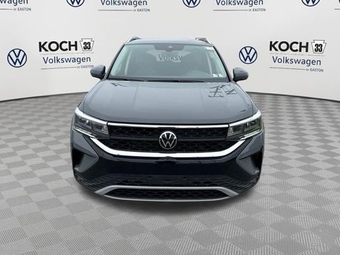 Used 2022 Volkswagen Taos SE w/ Driver Assistance Package AWD/4WD image 2