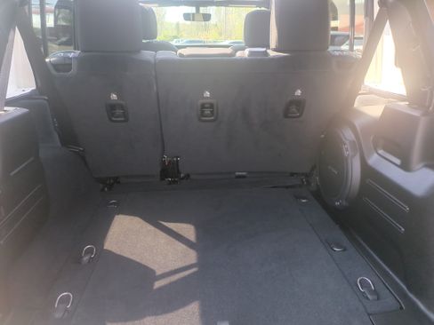Used 2022 Jeep Wrangler Unlimited Sahara w/ Cold Weather Group AWD/4WD image 36