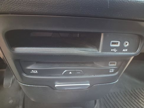Used 2020 Chrysler Pacifica Touring-L Plus w/ S Appearance Package FWD image 9