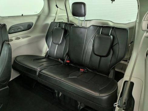 Used 2019 Chrysler Pacifica Limited image 30