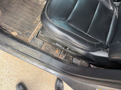 Used 2022 Ford Explorer XLT w/ Equipment Group 202A image 9