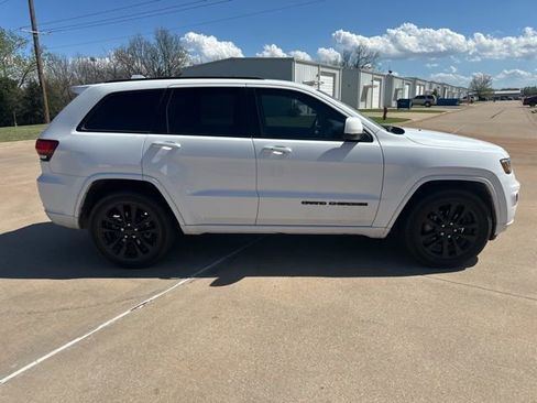 Used 2019 Jeep Grand Cherokee Altitude image 6