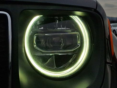 Used 2019 Jeep Renegade Latitude w/ UConnect 8.4 Nav Group image 8