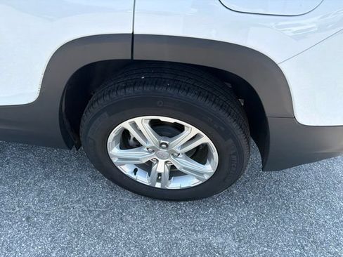 Used 2024 GMC Terrain SLE FWD image 4