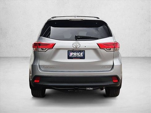 Used 2017 Toyota Highlander XLE AWD/4WD image 7