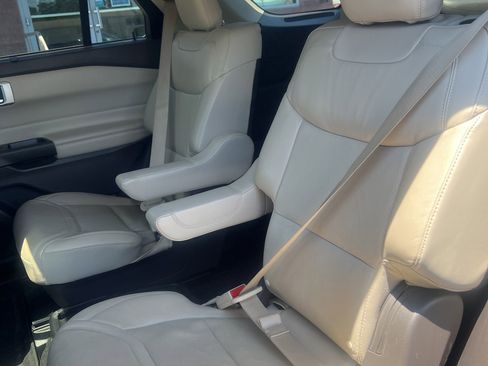 Used 2020 Ford Explorer Platinum w/ Premium Technology Package AWD/4WD image 25