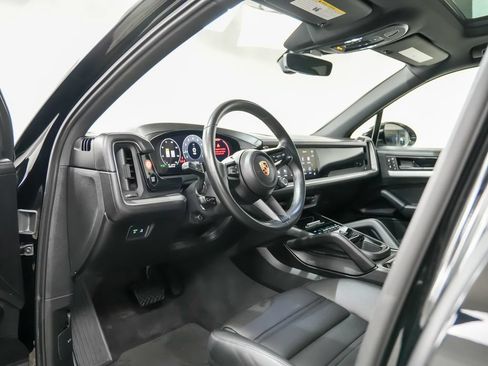 Certified 2024 Porsche Cayenne AWD/4WD image 4