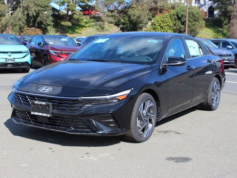 New 2025 Hyundai Elantra Limited image 3