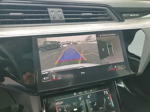 Used 2021 Audi e-tron Premium w/ Convenience Plus Package image 23