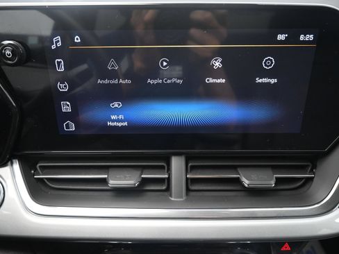 Used 2025 Chevrolet Trax LT w/ LT Convenience Package FWD image 15