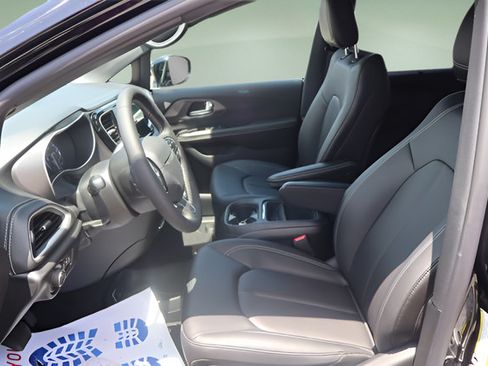 New 2027 Chrysler Pacifica Select FWD image 16