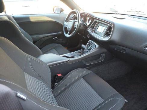 Used 2016 Dodge Challenger SXT image 4