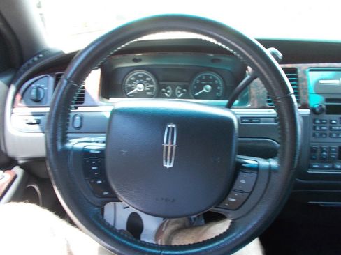 Used 2011 Lincoln Town Car Executive L RWD image 12