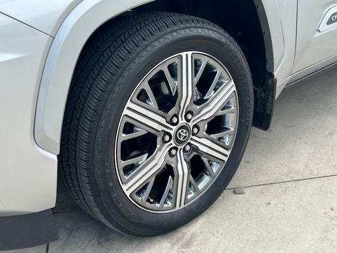 Used 2025 Toyota Sequoia Capstone AWD/4WD image 9
