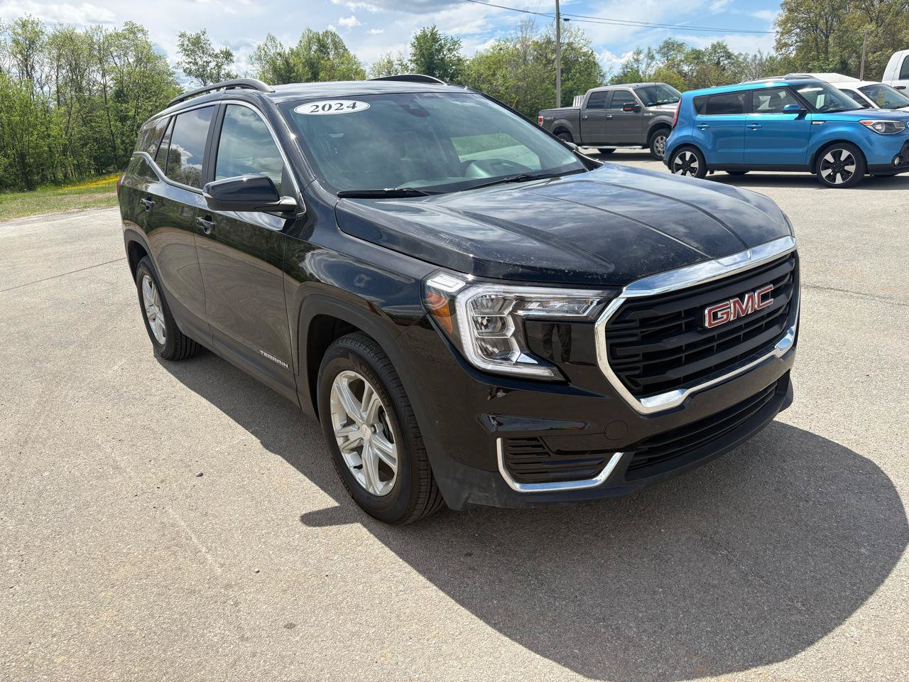 Used 2024 GMC Terrain SLE w/ Driver Convenience Package FWD image 1