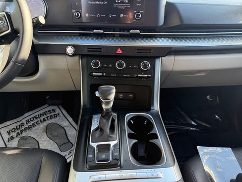 Used 2024 Kia Carnival LX image 11