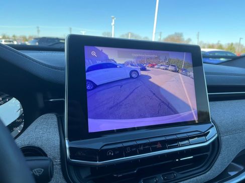 Used 2023 Jeep Compass Latitude image 24