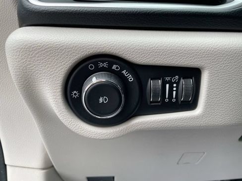Used 2018 Chrysler Pacifica Touring Plus w/ Tire & Wheel Group FWD image 11