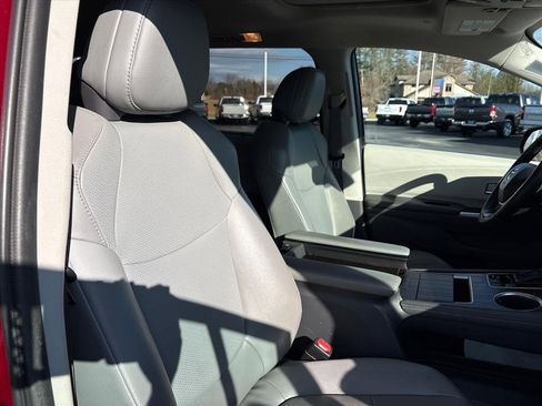 Used 2021 Toyota Sienna XLE image 6