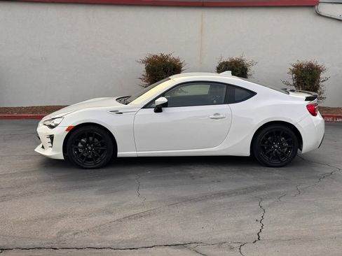 Used 2018 Toyota 86 RWD image 3