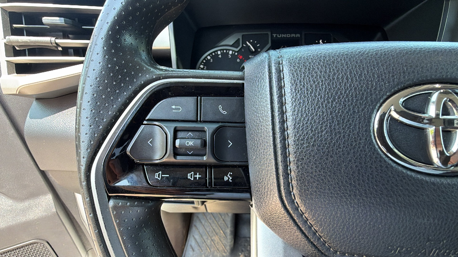 Used 2022 Toyota Tundra SR5 w/ SR5 Convenience Package AWD/4WD image 27