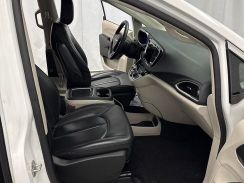 Used 2023 Chrysler Pacifica Touring-L FWD image 26