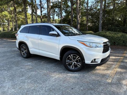 Used 2016 Toyota Highlander XLE FWD image 2