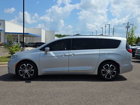 Used 2022 Chrysler Pacifica Pinnacle FWD image 6
