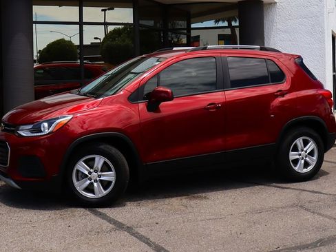Used 2022 Chevrolet Trax LT w/ LT Convenience Package FWD image 4