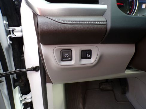 Used 2023 GMC Acadia SLT image 15