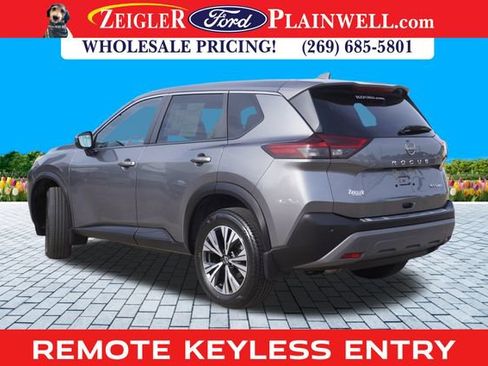Used 2022 Nissan Rogue SV image 3