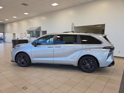 Used 2024 Toyota Sienna XSE w/ XSE Plus Package image 9