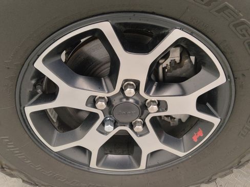Used 2018 Jeep Wrangler Unlimited Sahara AWD/4WD image 31