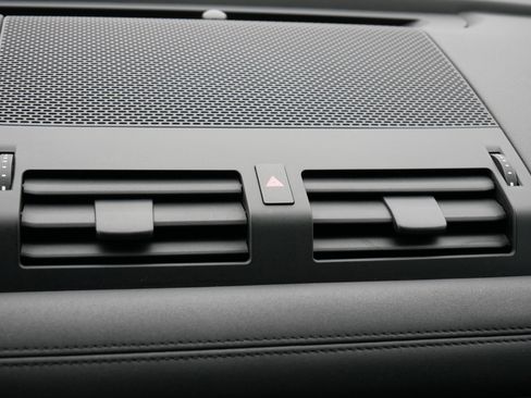 Used 2020 Land Rover Defender 110 SE image 34