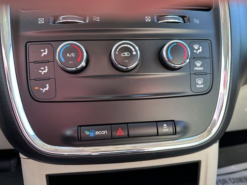 Used 2015 Dodge Grand Caravan American Value Package w/ UConnect Hands-Free Group FWD image 57