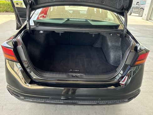 Used 2025 Nissan Altima 2.5 SV FWD image 8