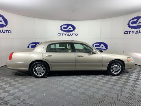 Used 2009 Lincoln Town Car Signature L image 2