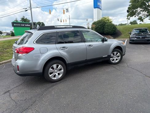 Used 2011 Subaru Outback 3.6R Limited w/ PWR Moonroof Pkg AWD/4WD image 6