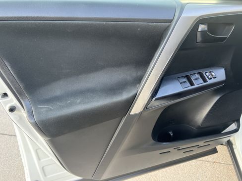 Used 2018 Toyota RAV4 LE FWD image 12