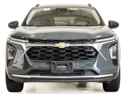 Used 2025 Chevrolet Trax LT FWD image 2